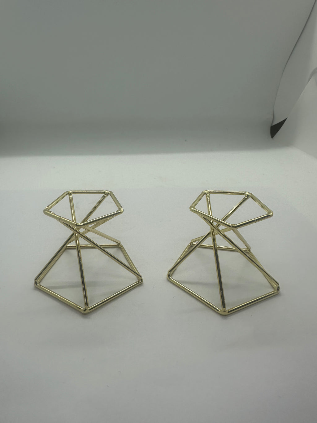 Golden metal sphere holder