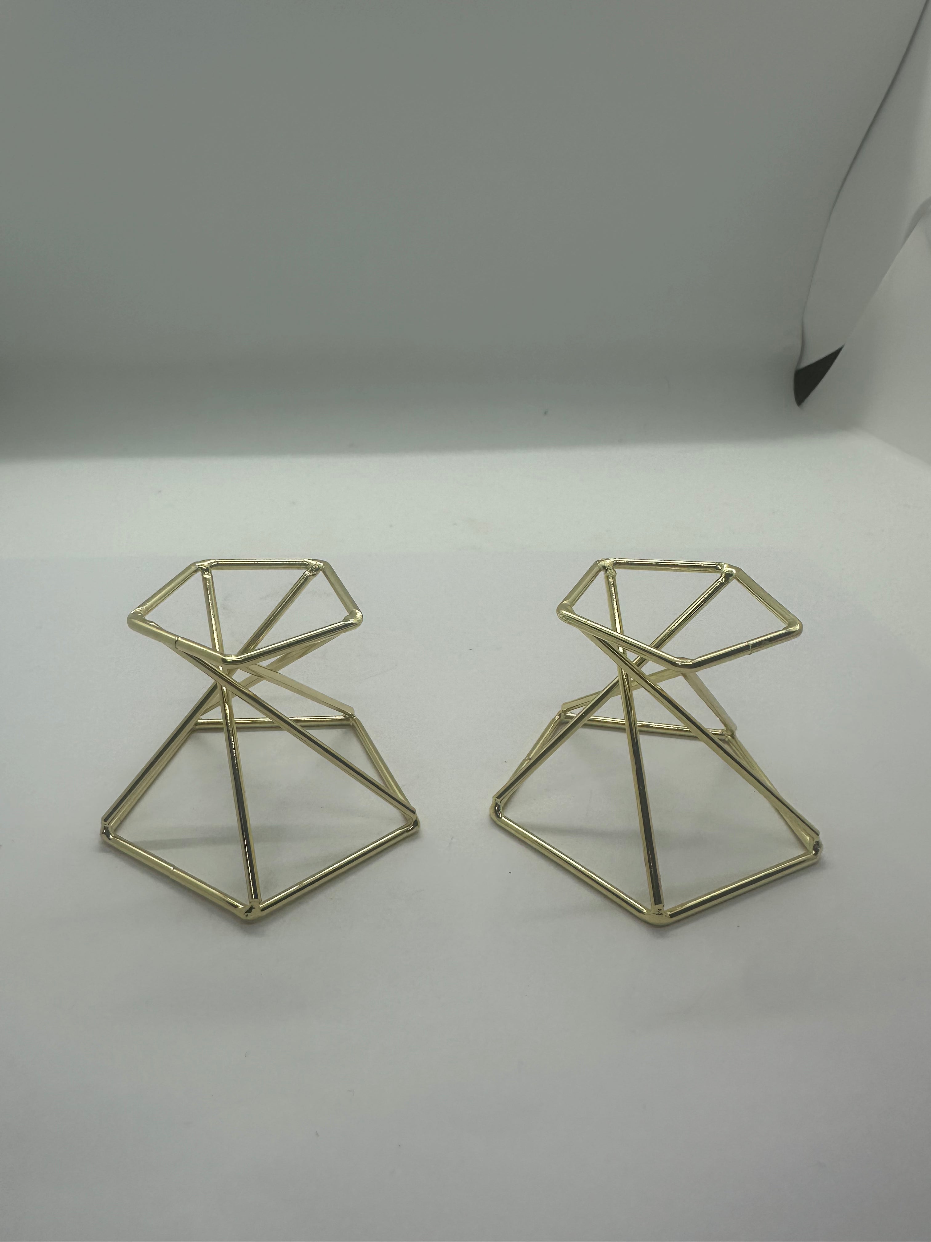 Golden metal sphere holder