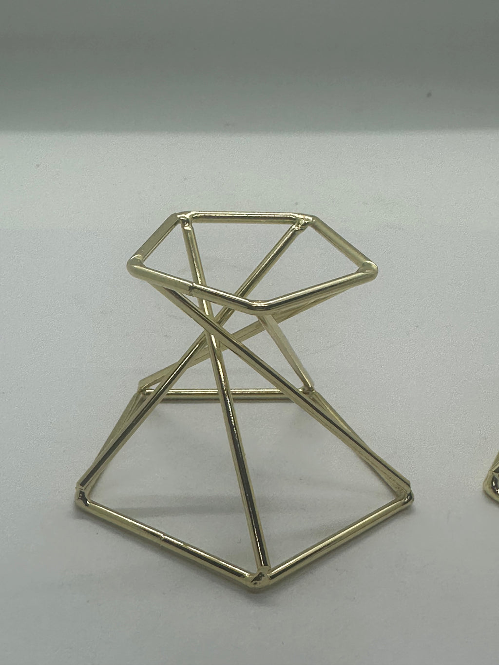 Golden metal sphere holder