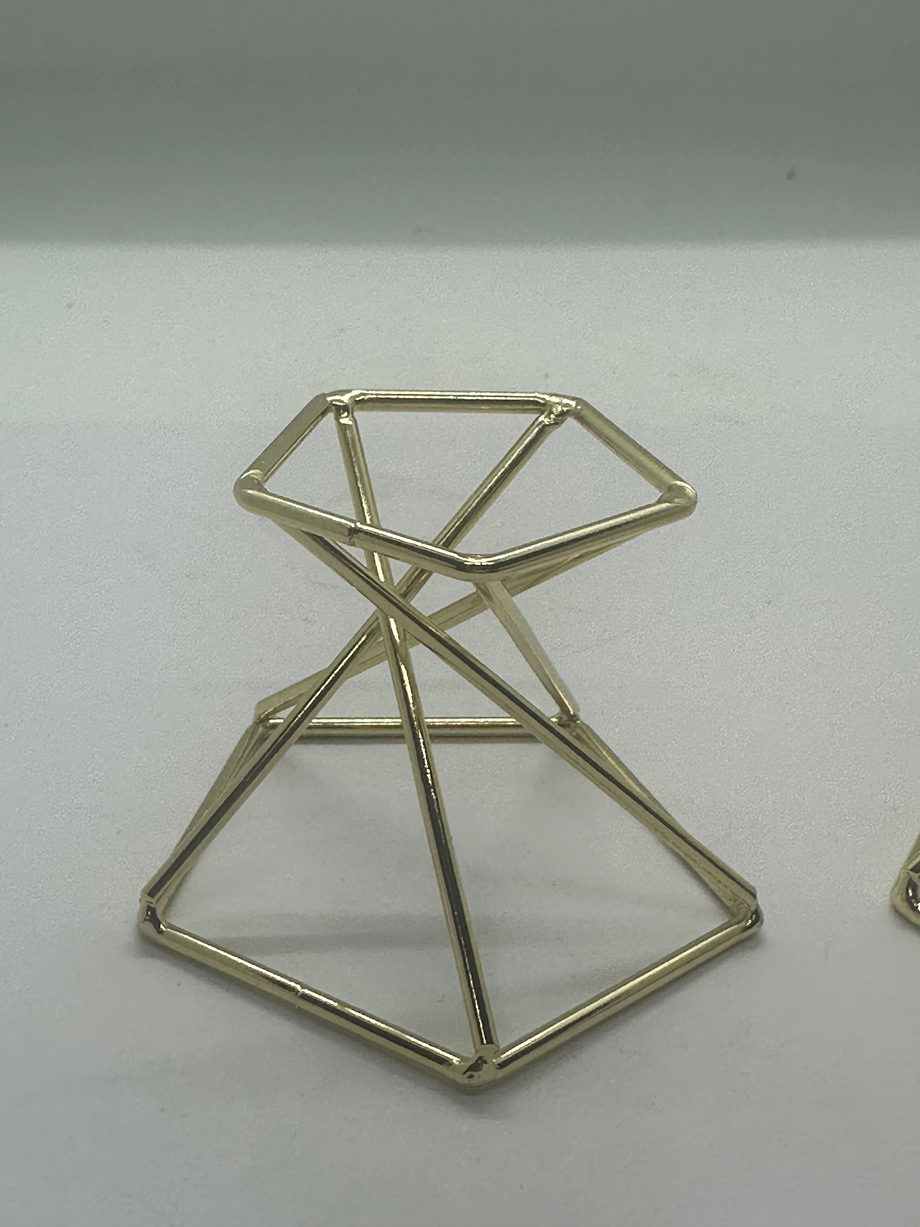 Golden metal sphere holder