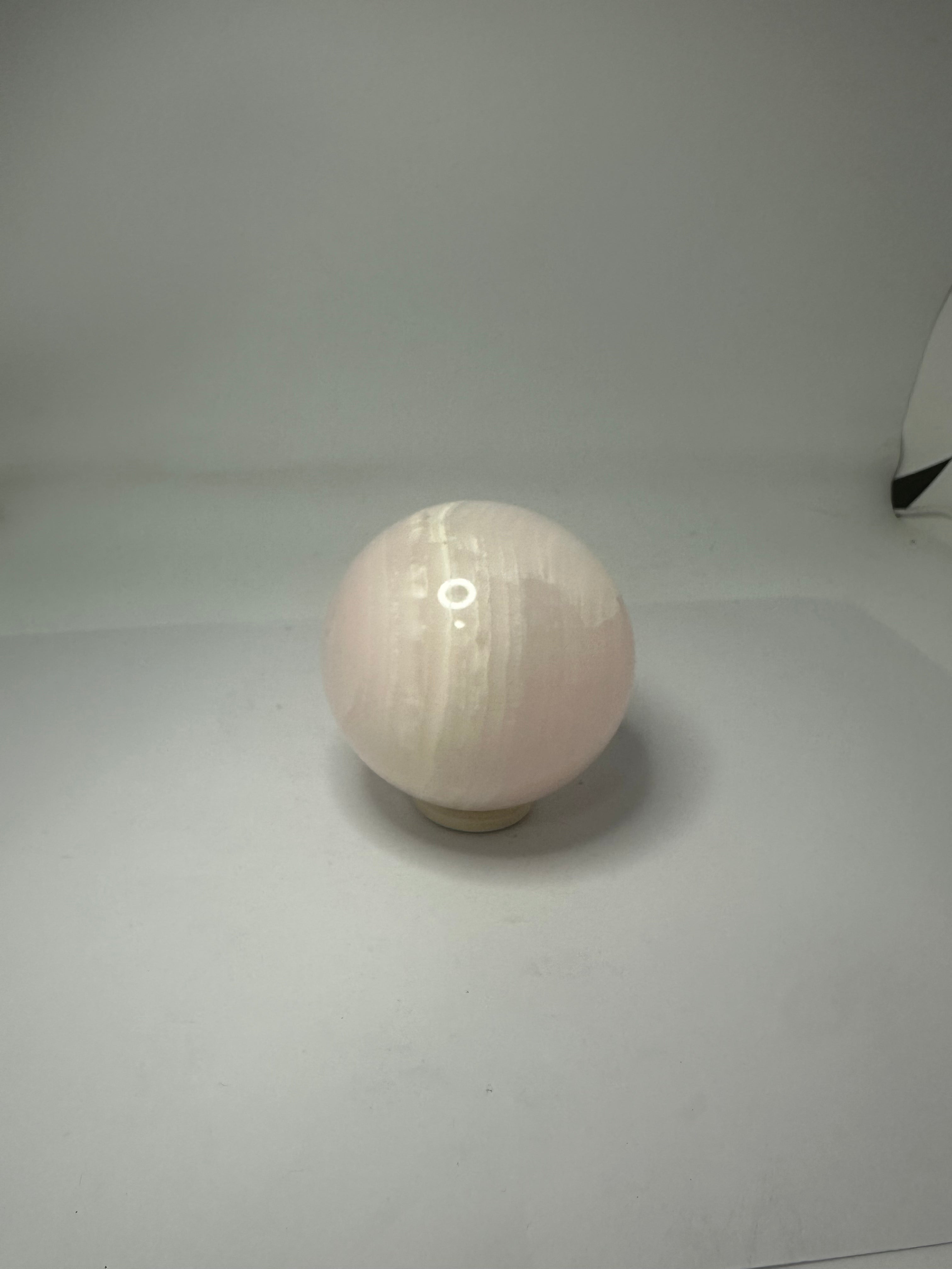 Mangano Calcite Sphere 451g – 69mm Diameter