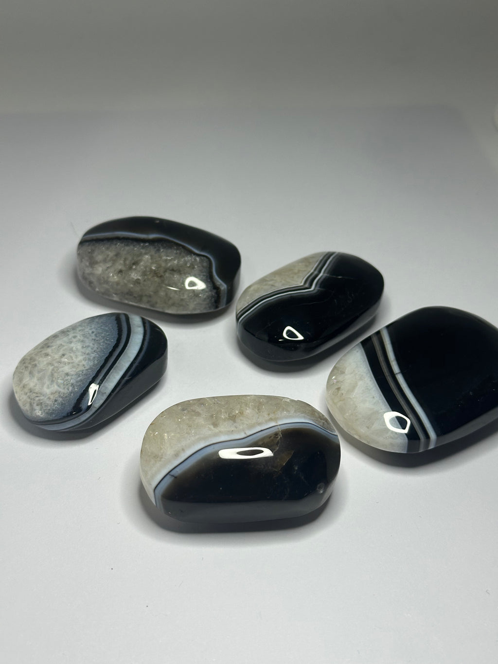 Black Agate Palm Stone – 76g