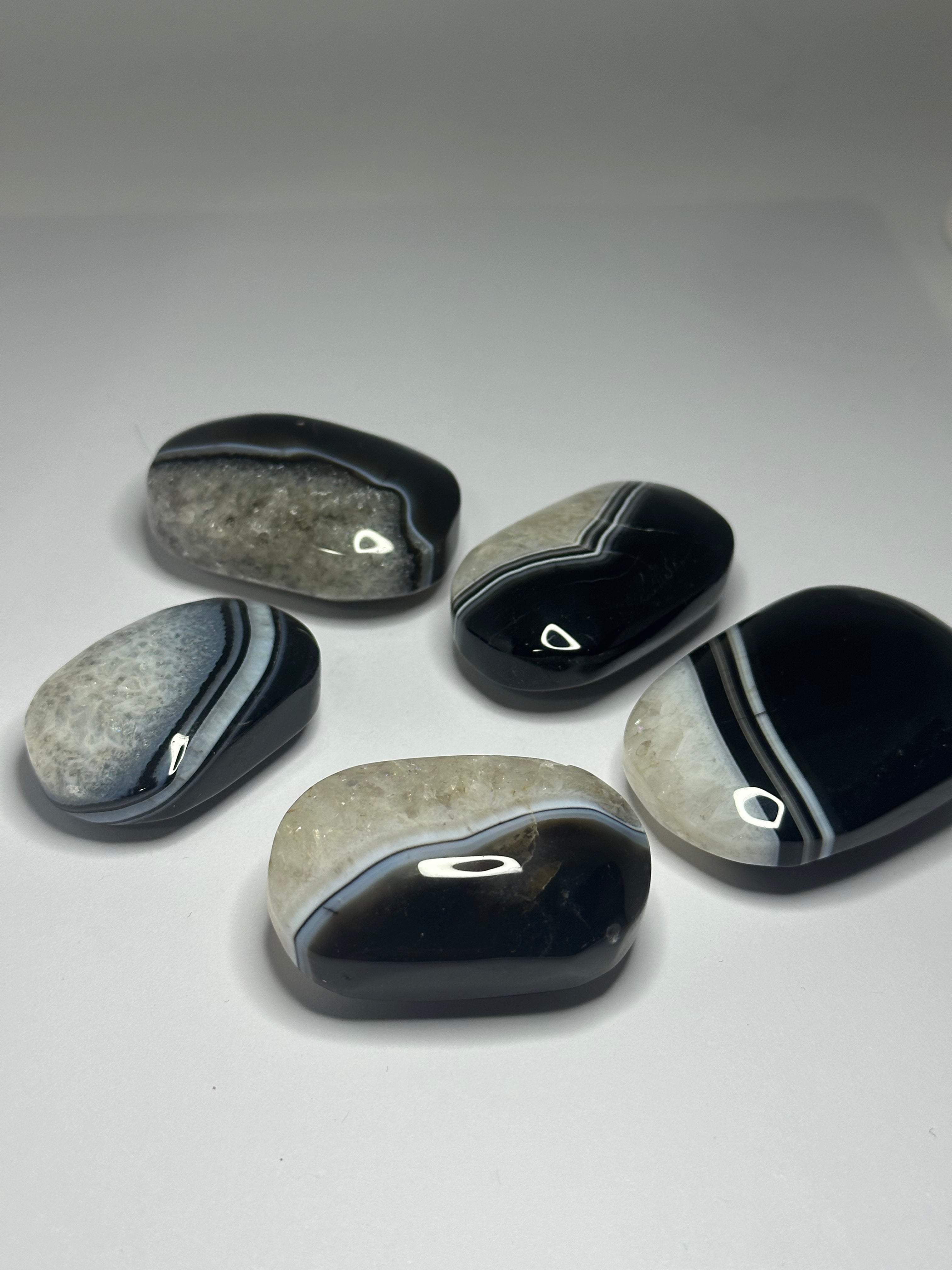 Black Agate Palm Stone – 76g