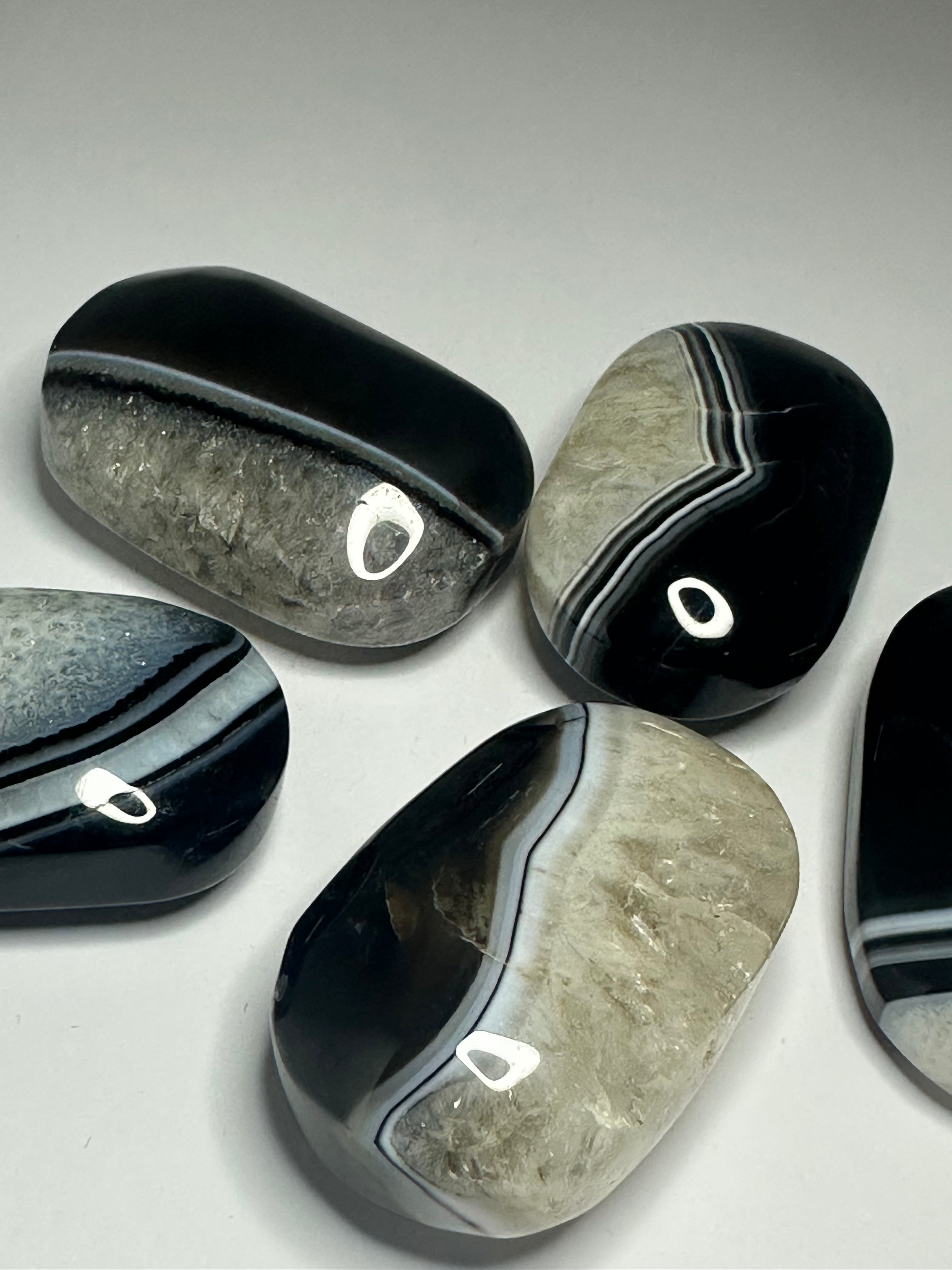 Black Agate Palm Stone – 76g