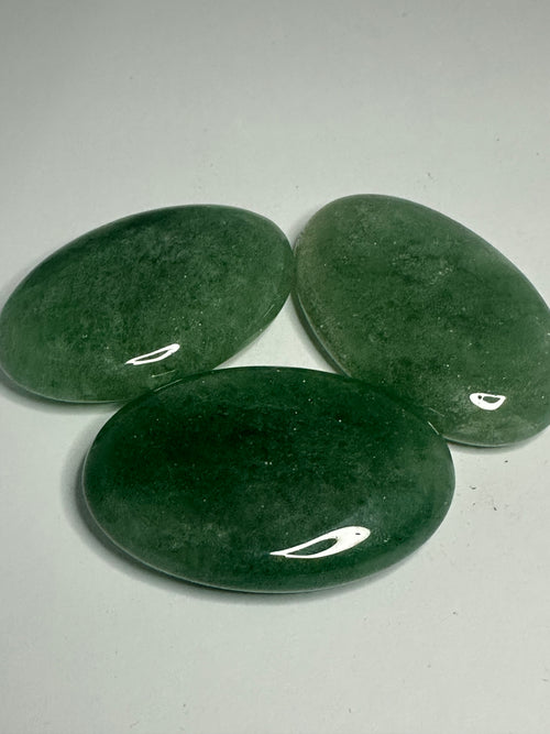 Green Aventurine Palm Stone – 47g