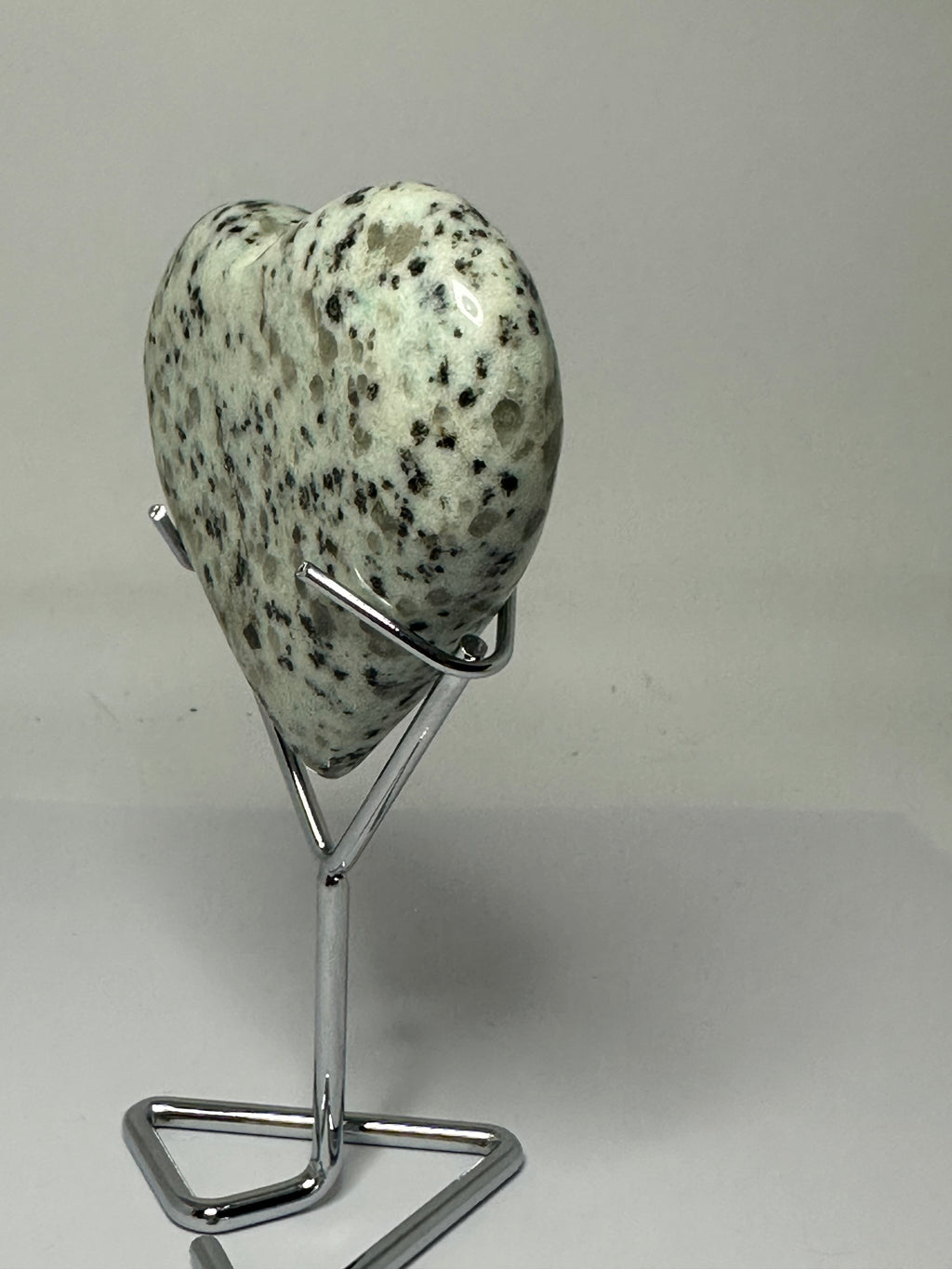 Kiwi Jasper Heart on Stand