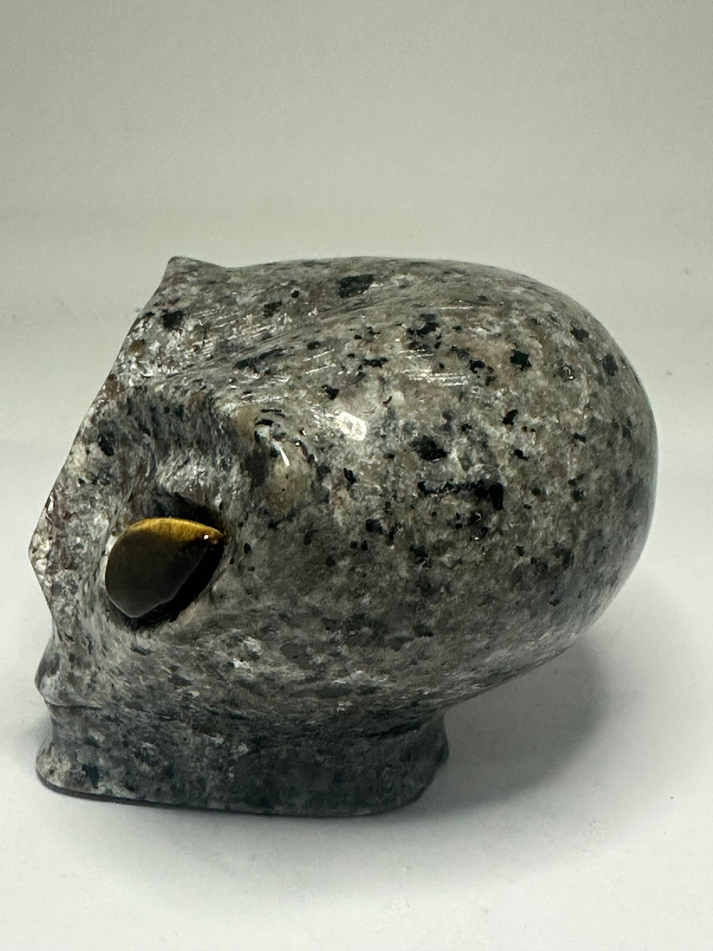 Yooperlite Alien Head Carving with Tiger’s Eye Eyes – 492g
