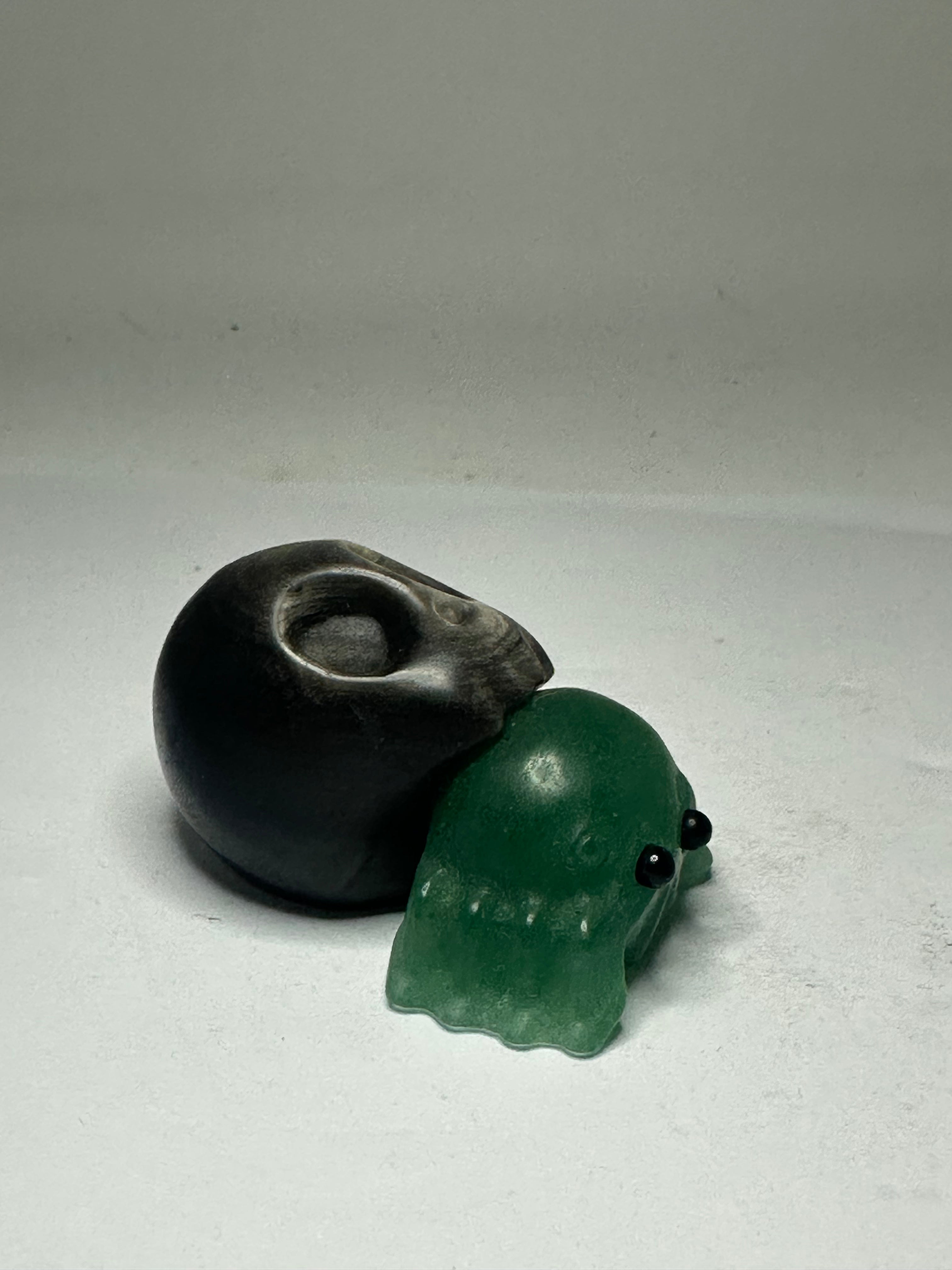 Green Aventurine Spider with Silver Obsidian Body – 91g